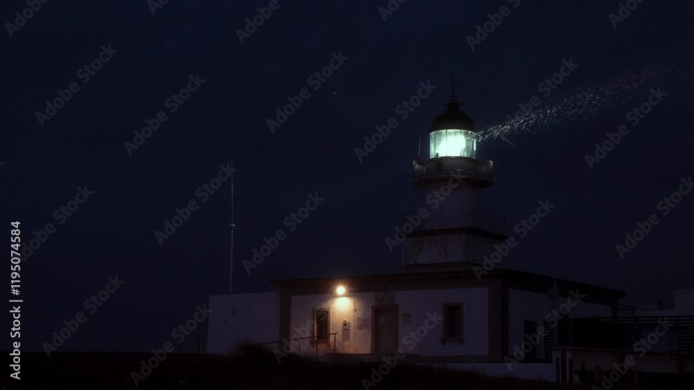 Faro iluminando mientras llueve a cámara lenta