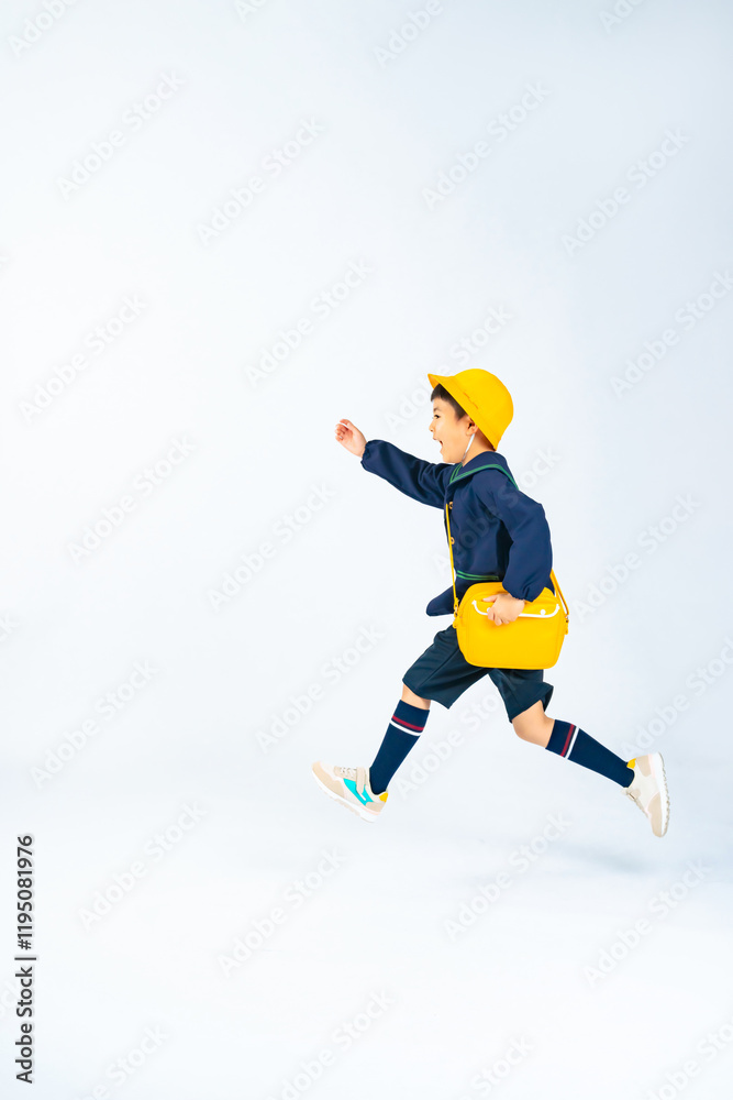 Obraz premium ジャンプ、園児、子供、男の子、走る、少年、保育園、幼稚園、通園、日本人、元気、ダッシュ、幼児、男子、キッズ、私立、制服、園児服、スモッグ、子供服、飛躍、飛ぶ、躍動感、アクティブ、アクション、挑戦、チャレンジ、成長、目標、競争、ガッツポーズ、喜ぶ、嬉しい、ダンス、楽しい、飛び出し、入園、ワクワク、わんぱく、急ぐ、写真、広告、切り抜き、白バック、全身、コピースペース、ファッション、おしゃれ、アパレル、