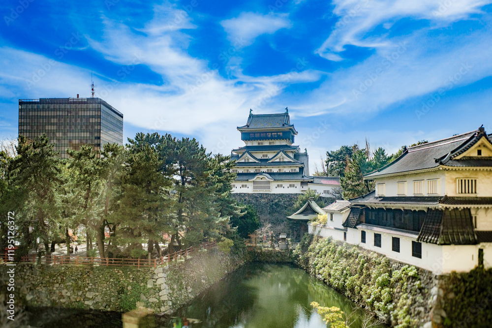 Fototapeta premium 内堀に映える天守閣 青空と小倉城