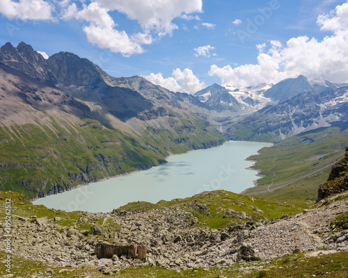 Alpenpanorama mit türkisfarbenem Gletschersee im Sommer photo