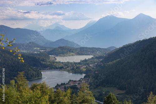 Vue sur les  lacs de Piazze et de Serraia, sur le plateau du Piné, dans la province autonome de Trente, dans la vallée située entre le Monte Ceramonte et le Dosso di Costalta   à Bedollo photo
