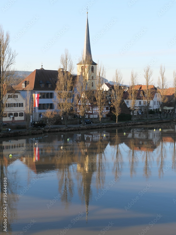 Blick von einer Fußgängerbrücke auf das am Main gelegene Margetshöchheim mit Kirche Blick von einer Fußgängerbrücke auf das am Main gelegene Margetshöchheim mit Kirche