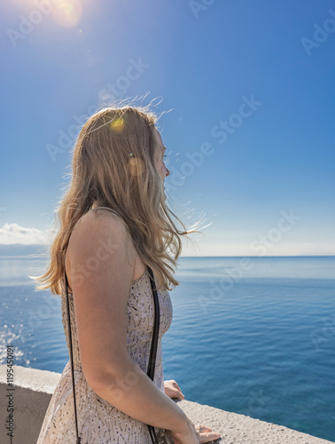 Junge Touristin auf der Burgmauer von Kavala, Griechenland