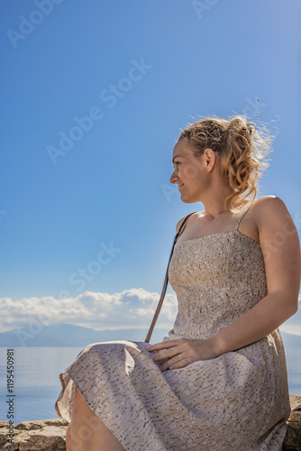 Junge Touristin auf der Burgmauer von Kavala, Griechenland