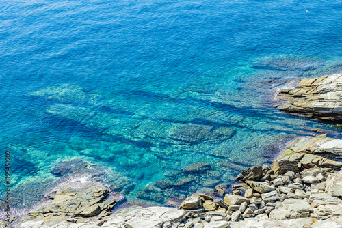 Klares Salzwasser im Mittelmeer an einer Felsküste