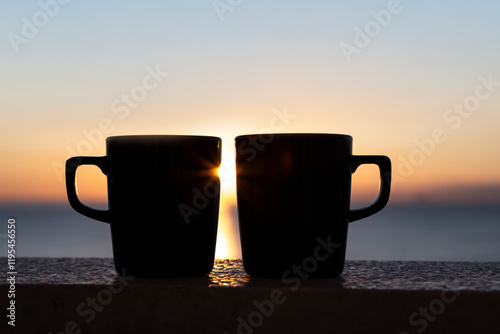 Zwei Kaffeetassen auf einer Balustrade bei sonneanufgang  in Griechenland