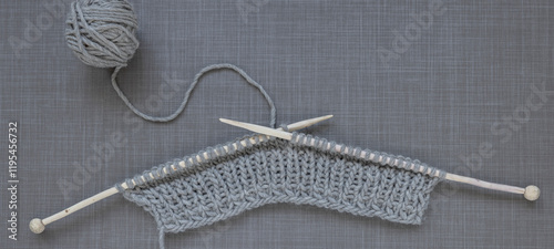 Strickzeug mit echter wolle und Holzstricknadeln
