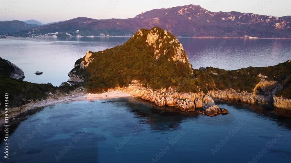 Aufnahme einer Insel mit Berg bei Sonnenuntergang.