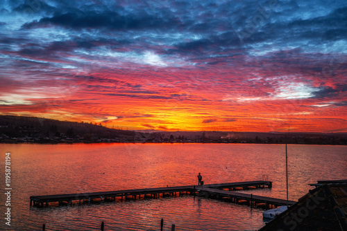 Wunderschöner Sonnenuntergang am Süßen See mit intensiven Farbenspiel des Himmels photo