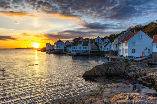 Die historische Stadt Loshavn bei Farsund in Norwegen zum Sonnenuntergang