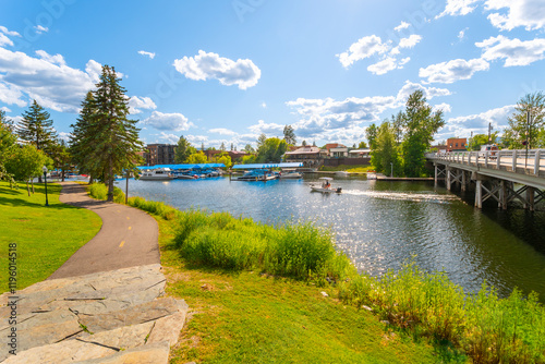 Foto A riverfront walking and bike path along Sand Creek and Lake Pend Oreille in downtown Sandpoint, Idaho