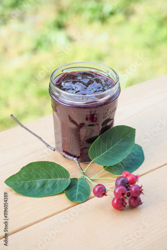 庭で採ったジューンベリーのジャムと実と葉の写真