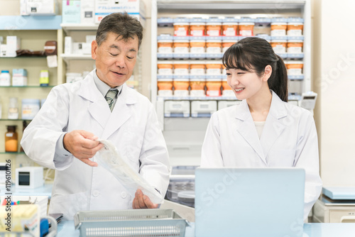 調整薬局で一緒に働く薬剤師・調剤師（薬・処方箋・処方せん）
