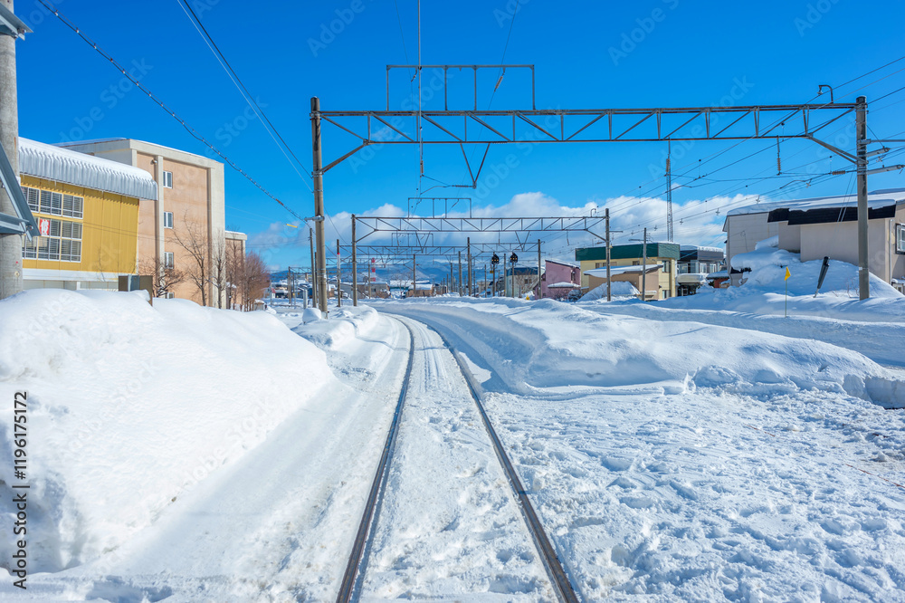雪国の生活:豪雪もひと段落の快晴の朝、踏切から見える風景 雪国の生活:豪雪もひと段落の快晴の朝、踏切から見える風景
