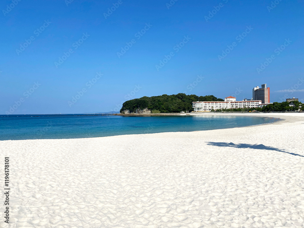 白い砂浜と青い海 白い砂浜と青い海