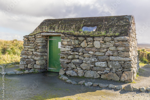 Obraz na płótnie Scotland, Hebrides. Isle of Lewis, Barvas. Old stone shieling (hut) open to visitors. w salonie