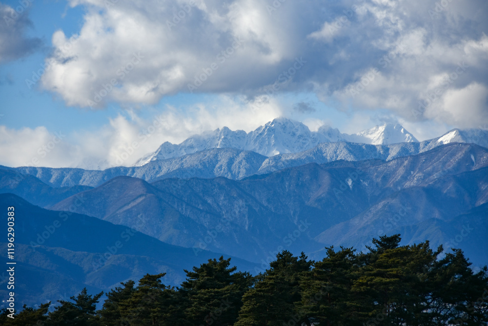 Fototapeta premium 信州冬の風景 雪の残る穂高連峰