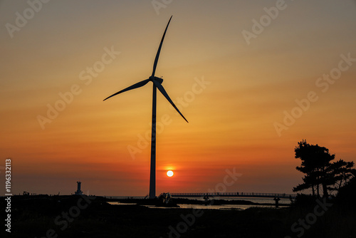 해질녘 바다와 하늘 사이로 바람을 받아들이는 풍력발전기 제주 제주시 한경면 신창리 신창풍차해안도로