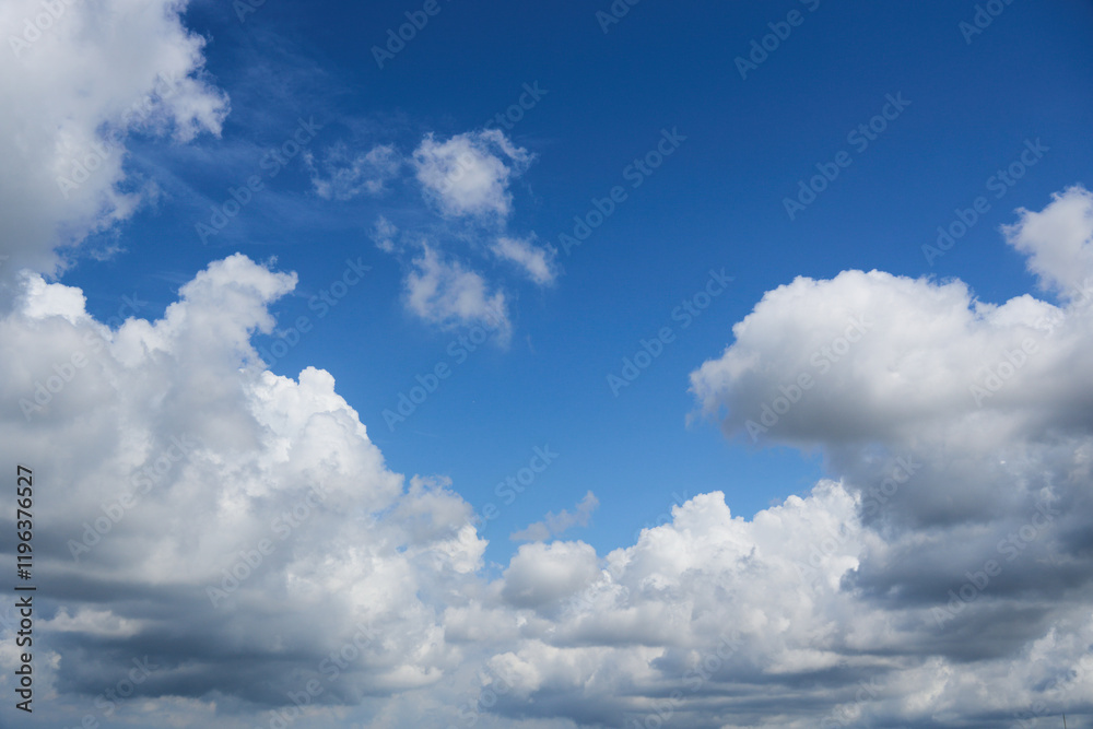 Obraz premium 積乱雲が浮かぶ夏の空