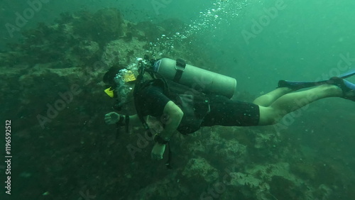  scuba divers in koh tao tailand