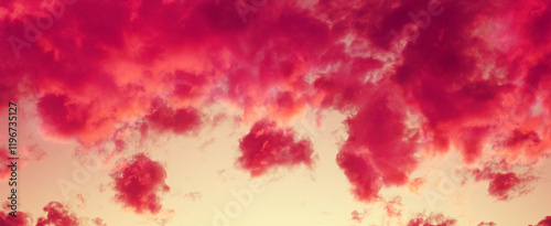 Obraz na płótnie Red cloudy sky at sunset. Sky texture. Abstract nature background. Horizontal banner w salonie
