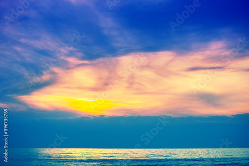 Obraz na płótnie Seascape in the early morning. Beautiful sunrise over the sea w salonie
