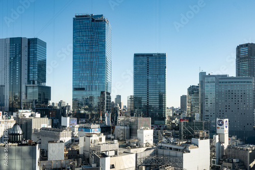 Foto Tokyo city, Shibuya skyline with tall buildings and blue sky during daytime in winter with space for text in Japan