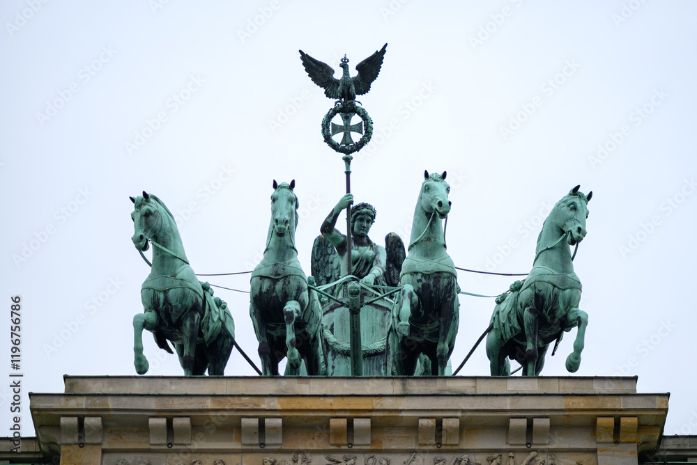 Obraz premium Bronze sculpture of Quadriga on top of the Brandenburg gate, famous landmark on the Pariser Platz in Berlin, Germany