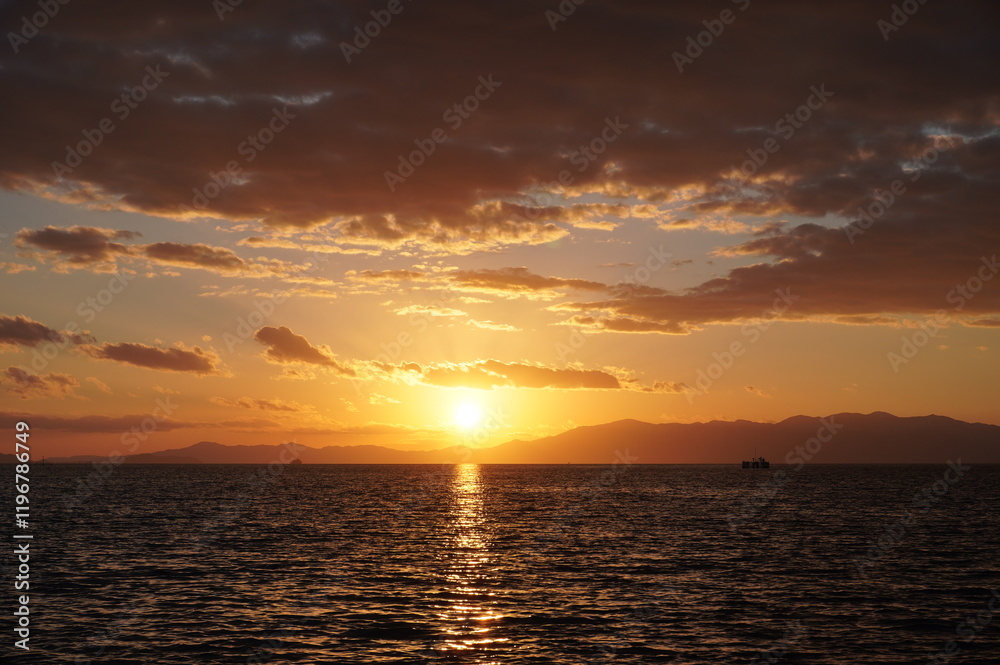 Obraz premium 湖に沈むきれいな夕日の風景