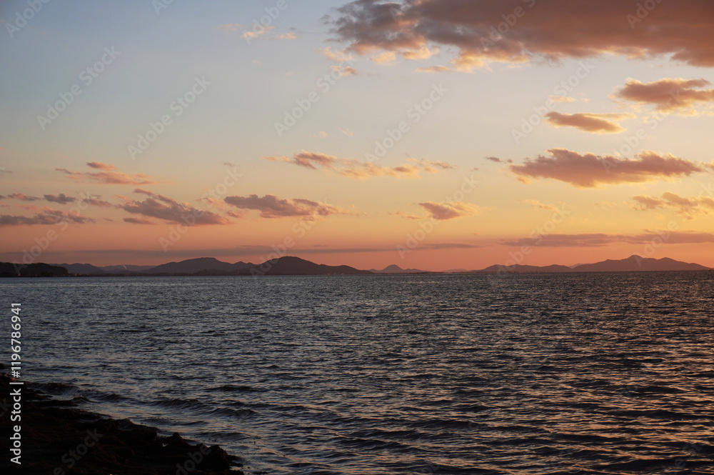 湖に沈むきれいな夕日の風景 湖に沈むきれいな夕日の風景