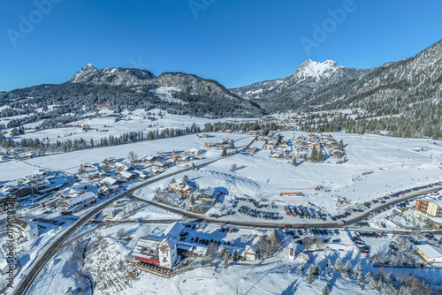 Wolkenloser Wintertag im Tannheimer Tal rund um den Wintersportort Grän photo