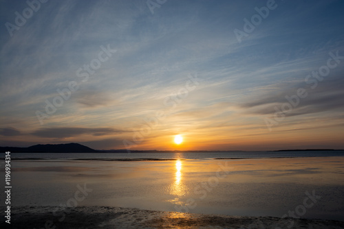 美しい湖の夕暮れ
