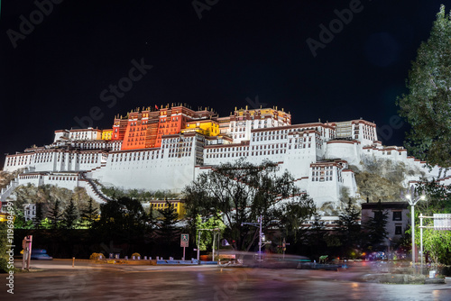 Tibet - Lhasa - Potala Palast beleuchtet bei Nacht