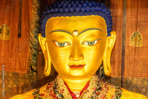 großer goldener Buddha Kopf