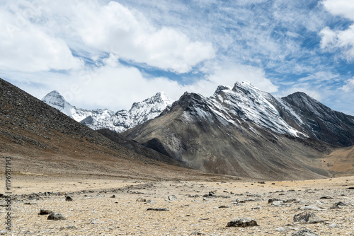 malerische Hochebene in Tibet mit 7000er Gipfeln