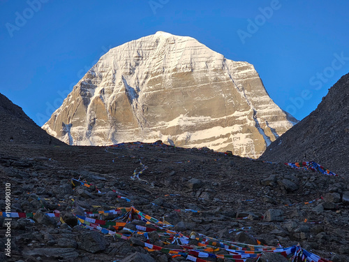 heiliger Berg Kailash in Tibet vor blauem Himmel