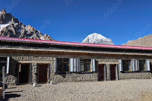 tibetisches Haus mit Kailash im Hintergrund
