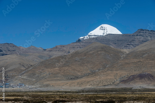 heiliger Berg Kailash in Tibet vor blauem Himmel