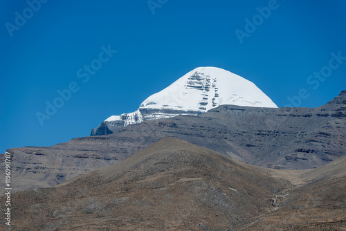 heiliger Berg Kailash in Tibet vor blauem Himmel