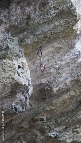Kletterhaken am Überhang einer Felswand