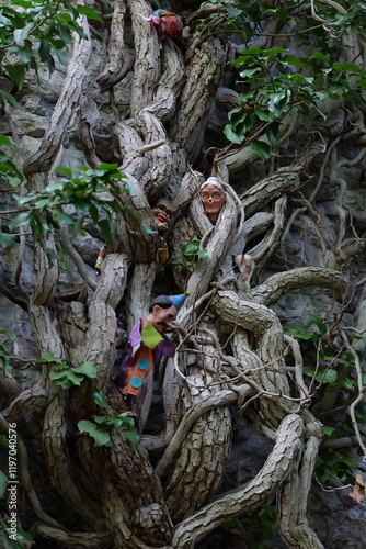 Kasper Theater Handpuppe im Wald umgeben von Efeu und Wurzeln