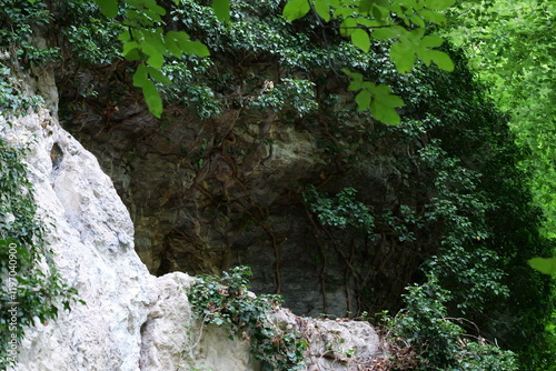 Felsiger Wanderweg entlang Felswand, Efeu, Ranken