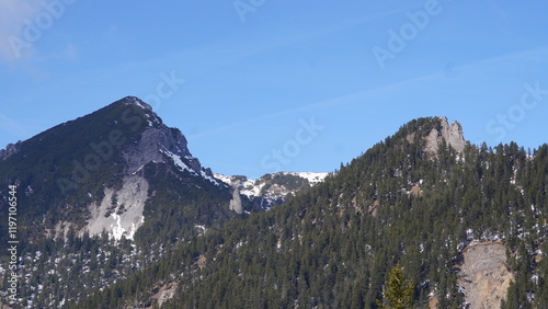 Winter in den Bergen, verschneite Gipfel der Alpen