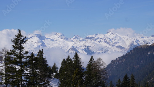 Winter in den Bergen, verschneite Gipfel der Alpen