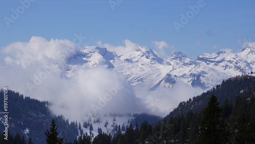 Winter in den Bergen, verschneite Gipfel der Alpen