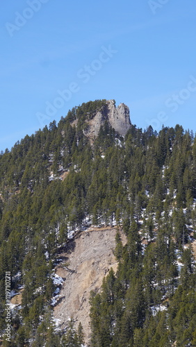 Winter in den Bergen, verschneite Gipfel der Alpen