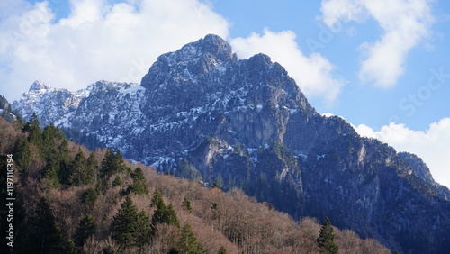 Winter in den Bergen, verschneite Gipfel der Alpen