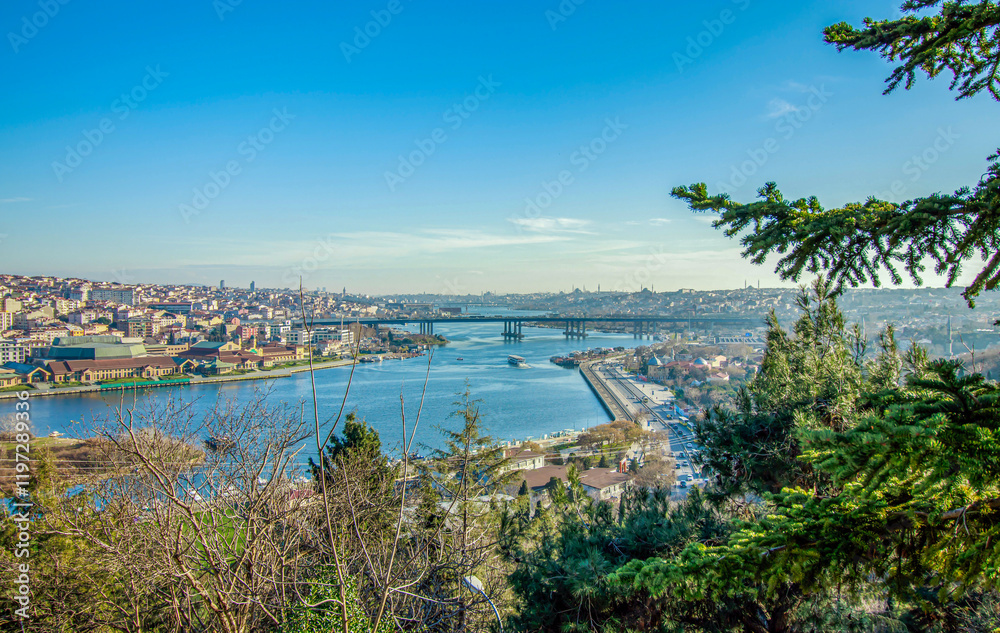 Naklejka premium under the deep blue sky Landscape view from the top of the pierre loti hill golden horn, halic and cityscape in istanbul, constantinople