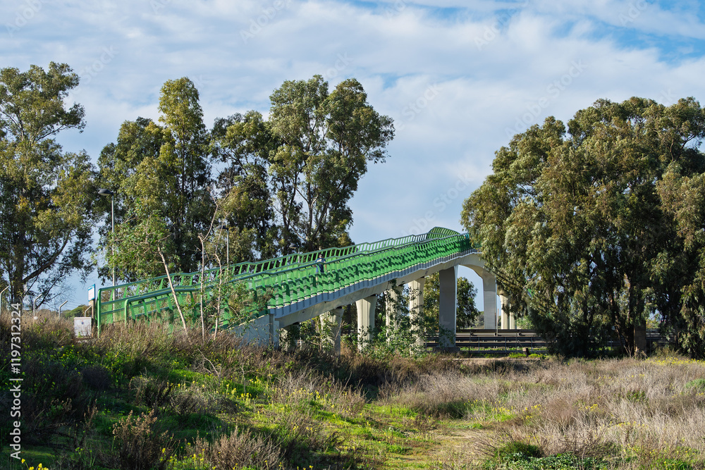 Brücke im Park El Puerto de Santa María mit Radfahrern - Puerto Real / Naturpark der Bucht von Cádiz