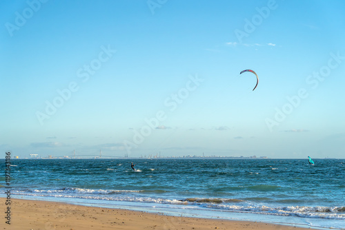 Surfer - Kitsurfer bei Rota, Stadt im Südwesten, Spanien,  Andalusien in der Provinz Cádiz / Costa de la Luz /